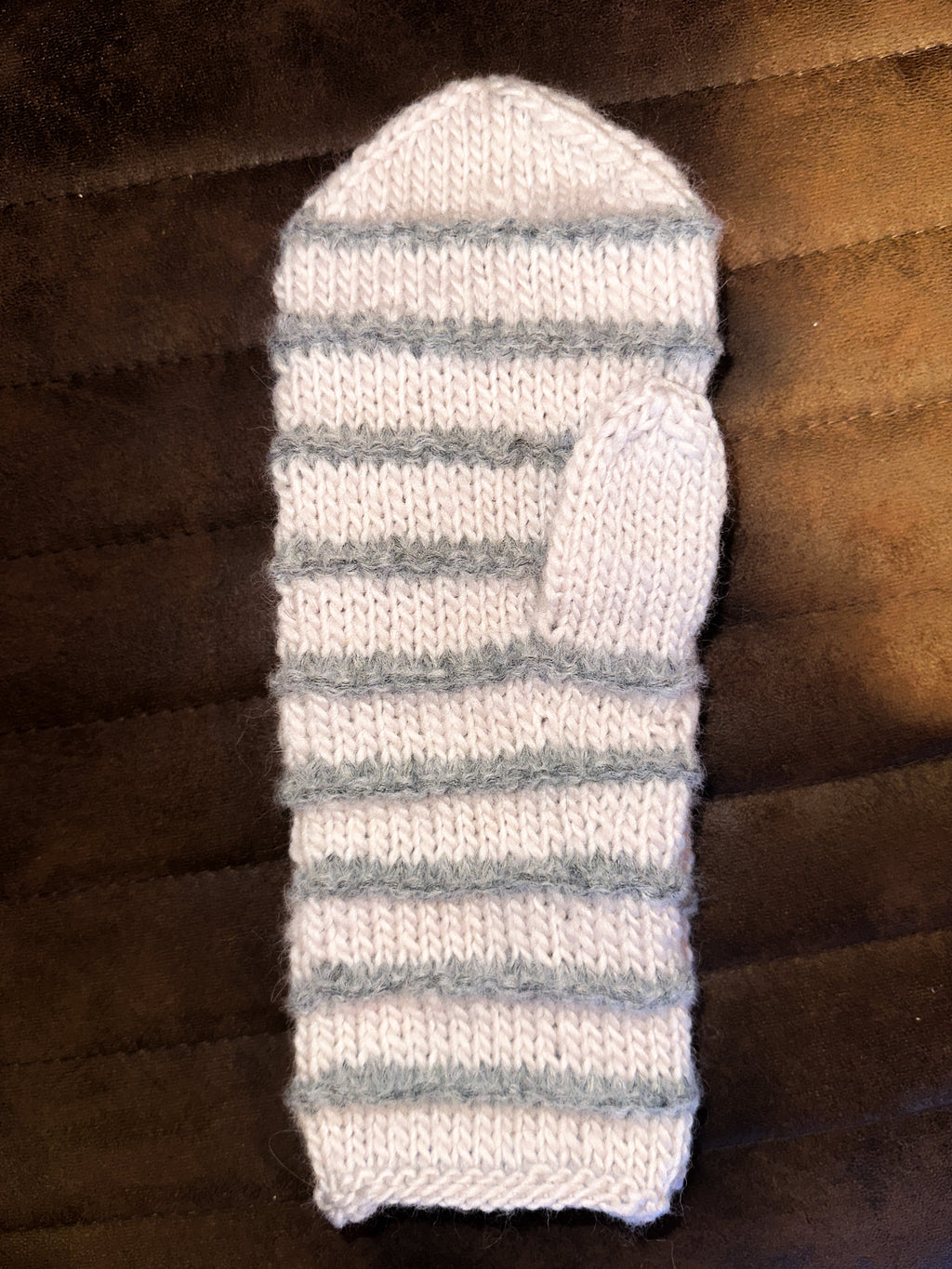 Bestemors stripevott – håndstrikket ullvott i natur og grått